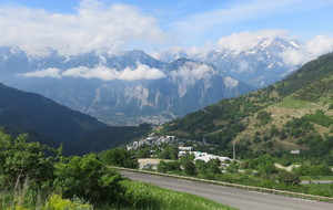 Au 1er plan Huez village, dans la vallée Bourg d'Oisans. Ça grimpe sec !