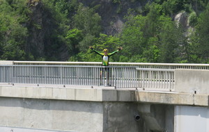 Régis fait le zouave sur le barrage.