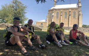 Devant la chapelle du Mont Brouilly