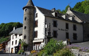 Orcival. A coté de la Basilique.