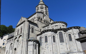 Imposante Basilique d' Orcival. Art roman auvergnat, XI° siècle, classé MH.