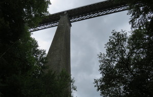 Impressionnante pile du viaduc des Fades