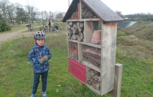 Rémy devant l’hôtel à insectes  