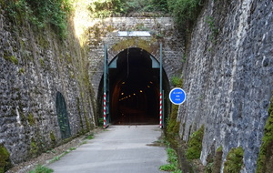 à l'entrée du terrible tunnel "aux chauves-souris" !...