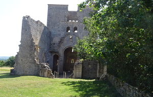 Les ruines de l'église romane St Hyppolite