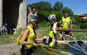 Tous, ou presque, à l'eau dans la fontaine de Cruzille !