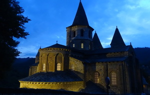 Conques, à la nuit tombée.