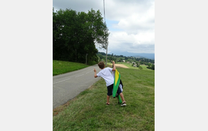 ...un jeune supporter attend impatiemment le passage des  coureurs  !