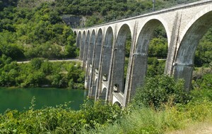 Le Viaduc, avec les voitures en bas et les trains en haut !