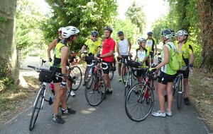 ...la digestion, elle se fera sur les vélos ! il reste encore 50 km