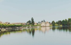 le lac qui entoure le Château de la Clayette